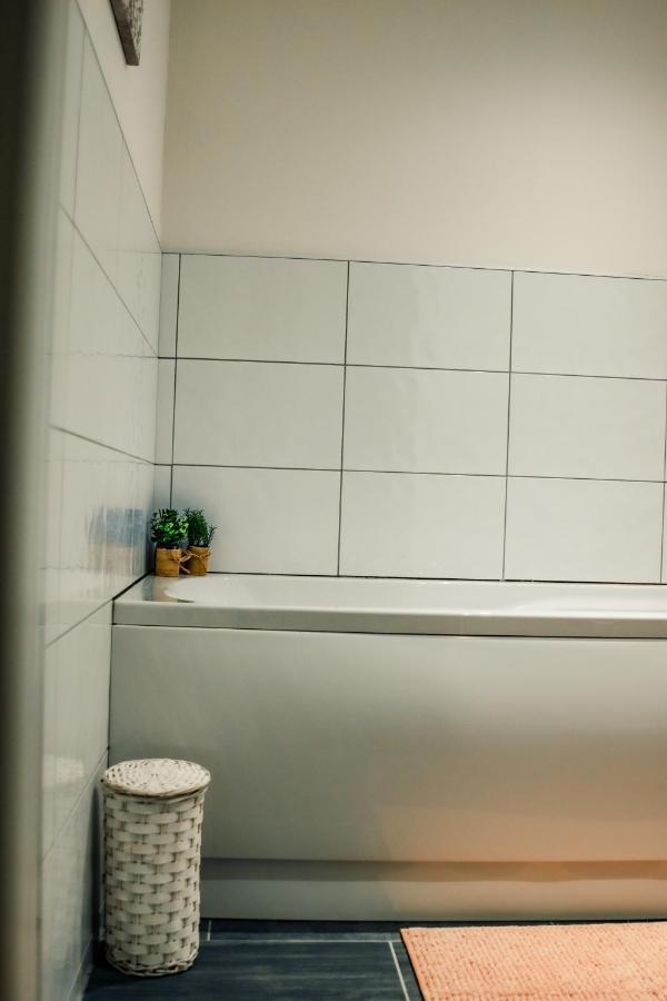 Bv Cosy Basement Apartment At Conditioning House Bradford  Exterior foto